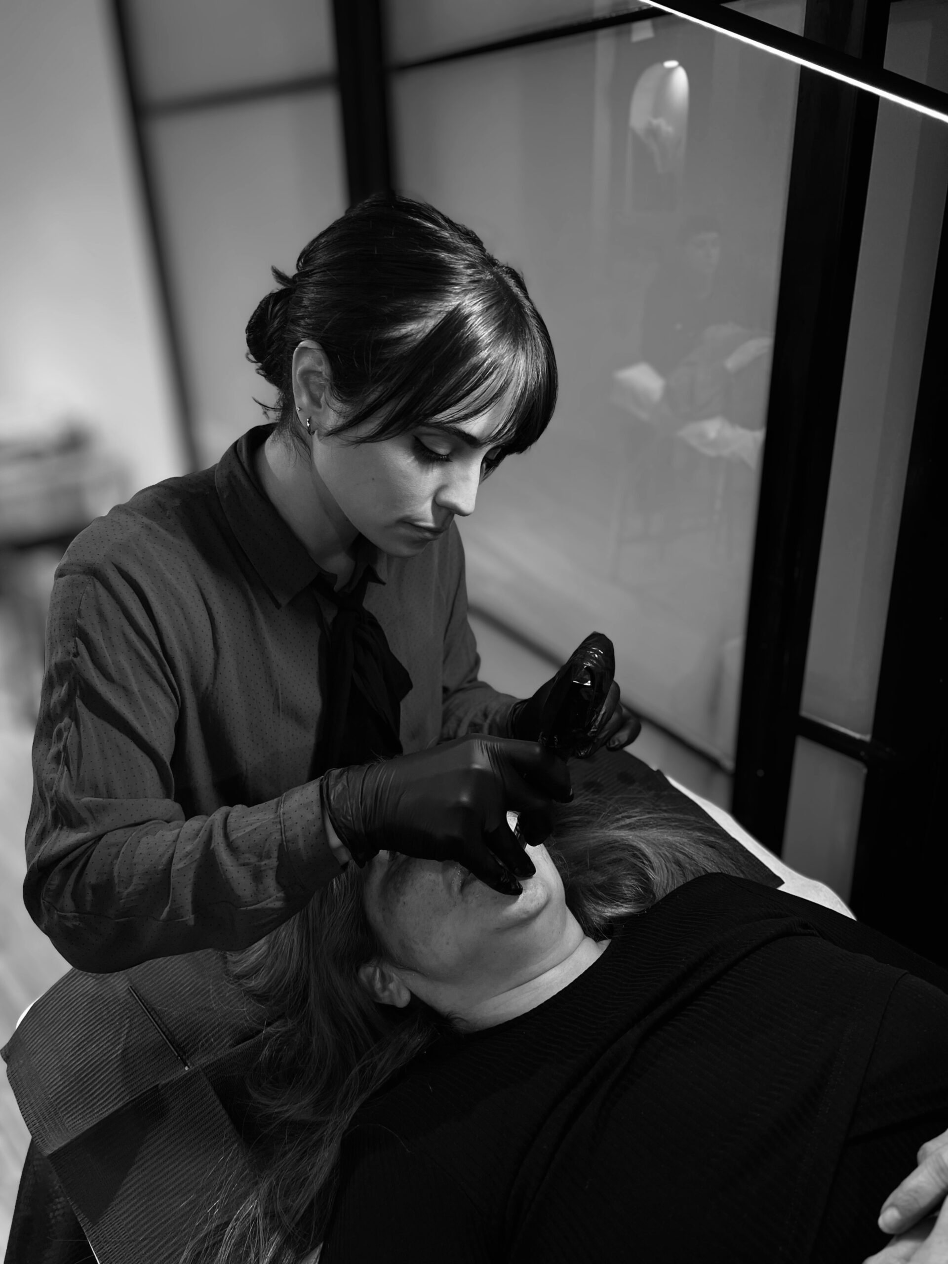 Profesional de Beige Studio realizando un tratamiento de micropigmentación
